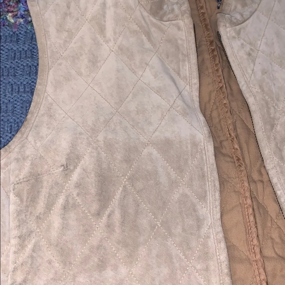 Ann Taylor Quilted Vest - Picture 3 of 7